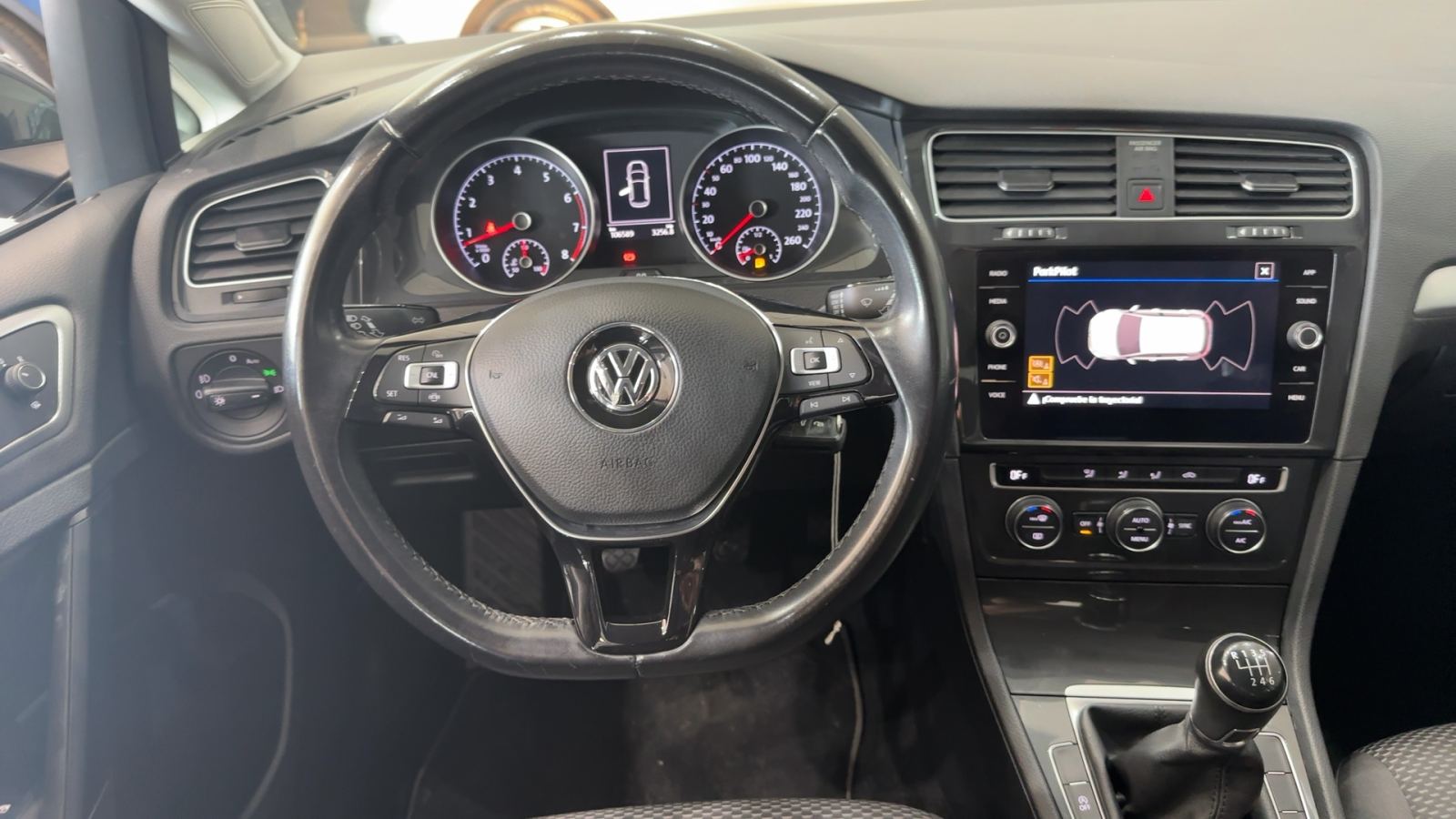 VOLKSWAGEN GOLF — detalle del volante | CSV Motor VALDEFUENTES