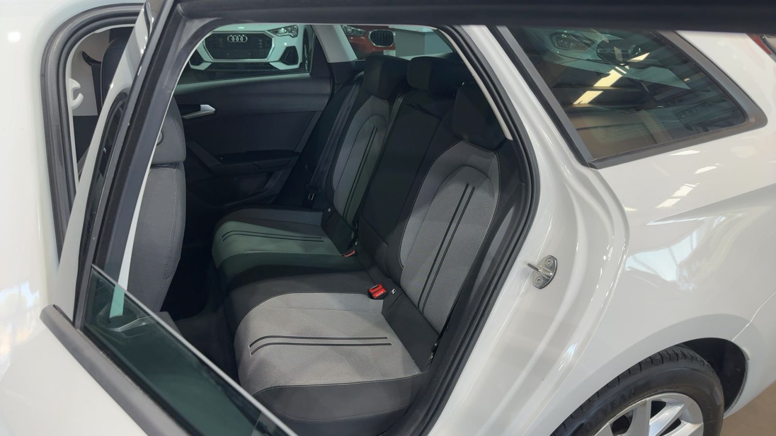SEAT LEON — interior asientos traseros | CSV Motor BARCELONA